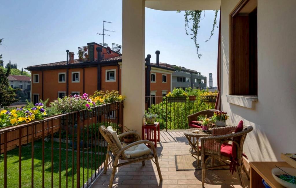 Un patio con sillas y una mesa en el balcón. en Casa↨di Amore e Psiche, en Verona