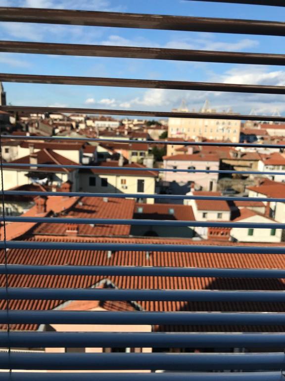 Nespecifikovaný výhled na destinaci Koper nebo výhled na město při pohledu z hostelu