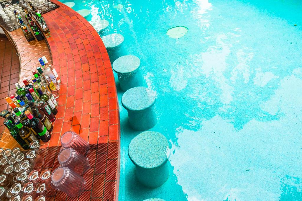 an overhead view of a swimming pool with people in it at Riande Aeropuerto Hotel Casino in Tocumen