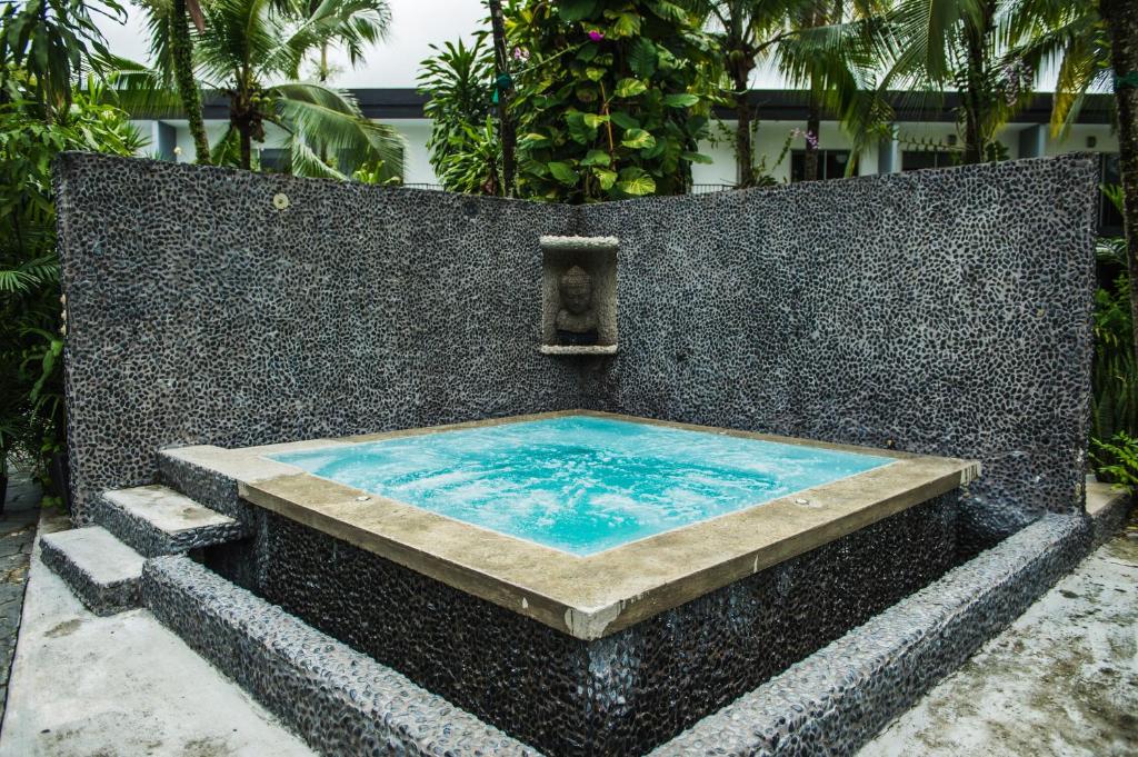 a water fountain in the middle of a wall at Riande Aeropuerto Hotel Casino in Tocumen