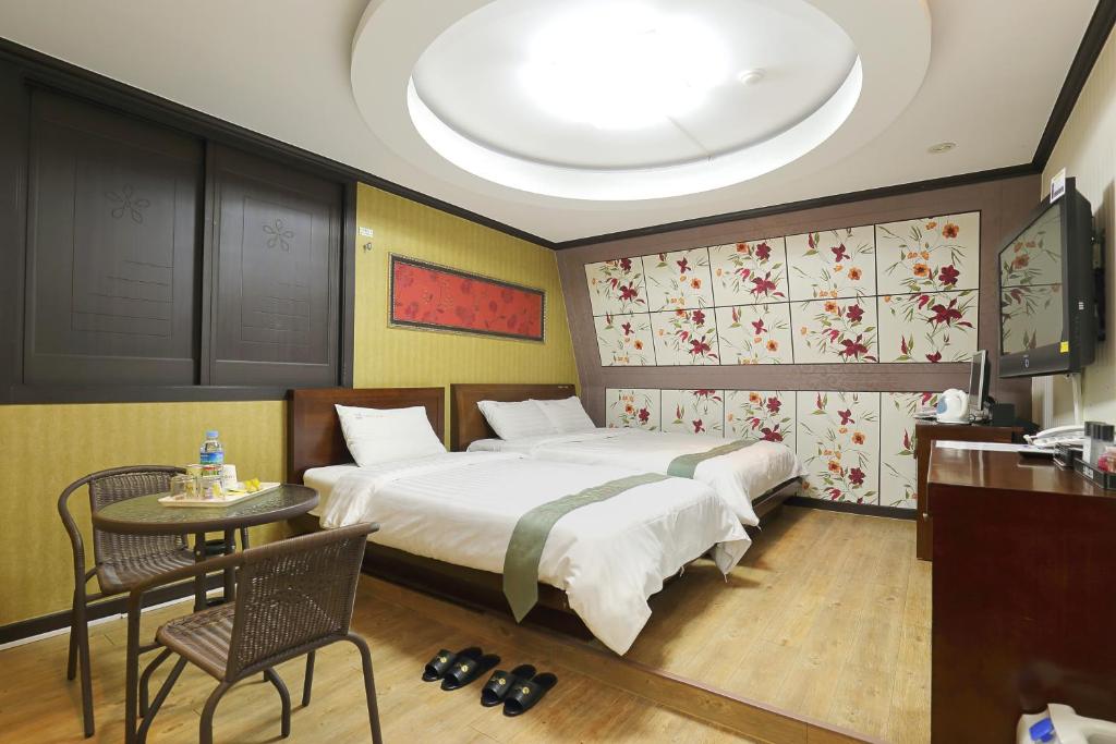 Postel nebo postele na pokoji v ubytování Suncheon Nobless Hotel