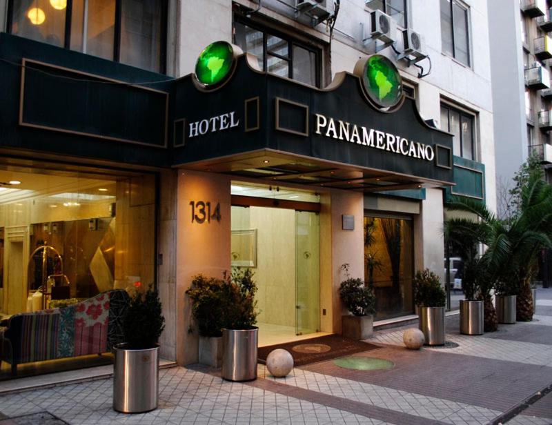 una tienda con luces verdes en la parte delantera de un edificio en Hotel Panamericano, en Santiago