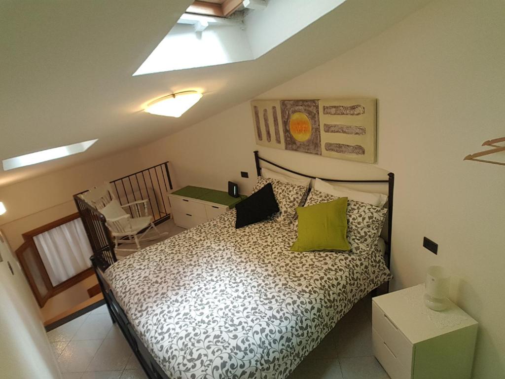 - une chambre avec un lit et des oreillers verts dans l'établissement Guardando le stelle, à Vernazza