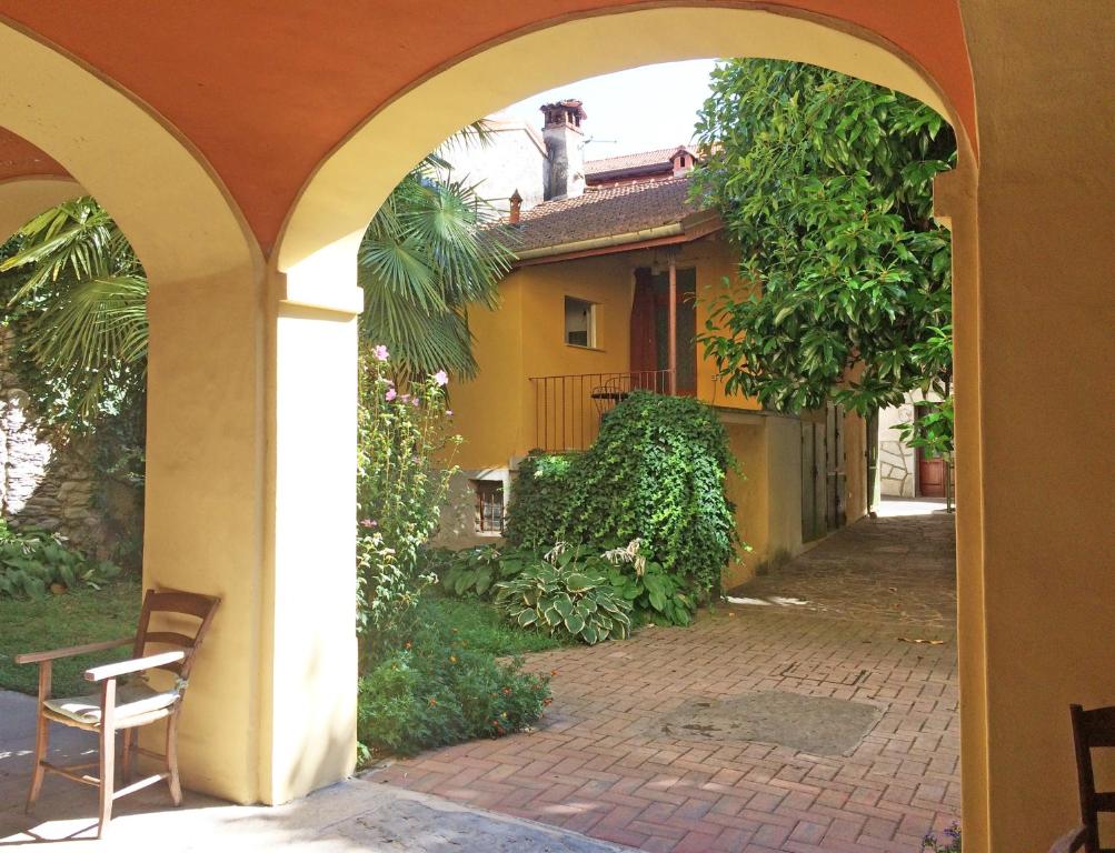 une arche menant à une maison avec une terrasse dans l'établissement Apartment La Bigatera, à Castelveccana