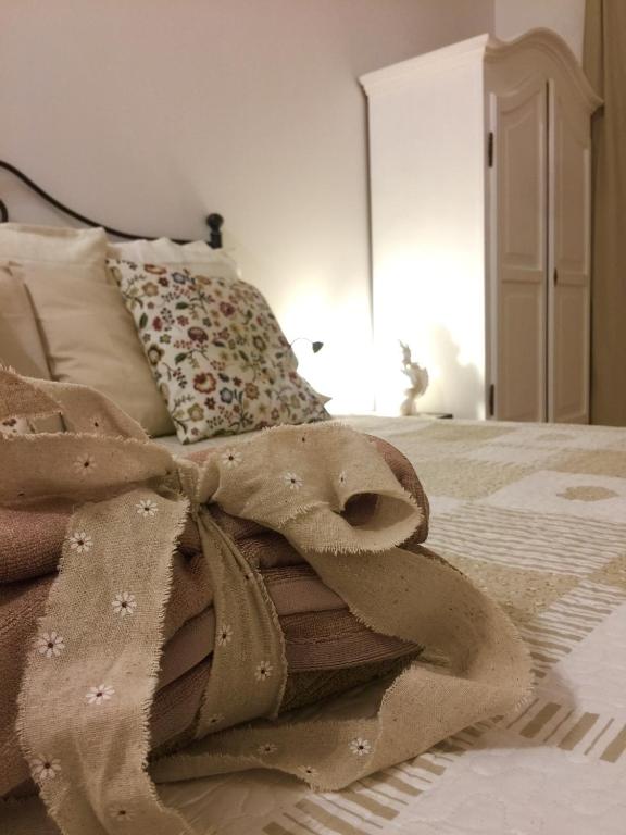 A bed or beds in a room at Podere Casa Bianca