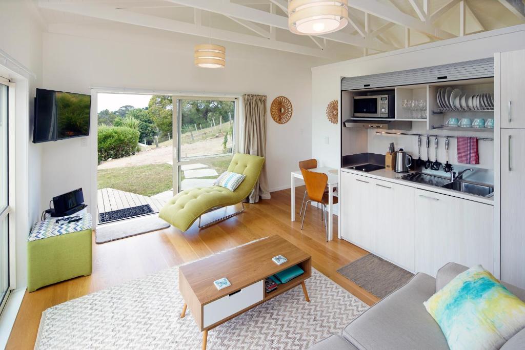 Kuchyň nebo kuchyňský kout v ubytování Fairview Unit 1 - Stay Waiheke