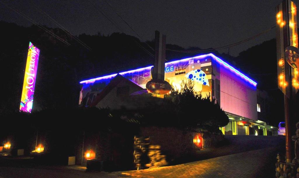 un edificio con luces moradas en él por la noche en Hotel Joy (Love Hotel) en Onga