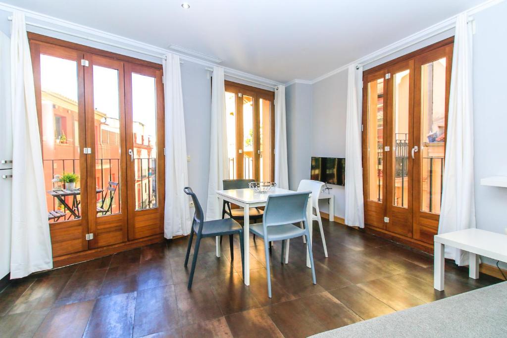 バレンシアにあるBet Apartments - Tramontana Apartmentsのダイニングルーム(テーブル、椅子、窓付)