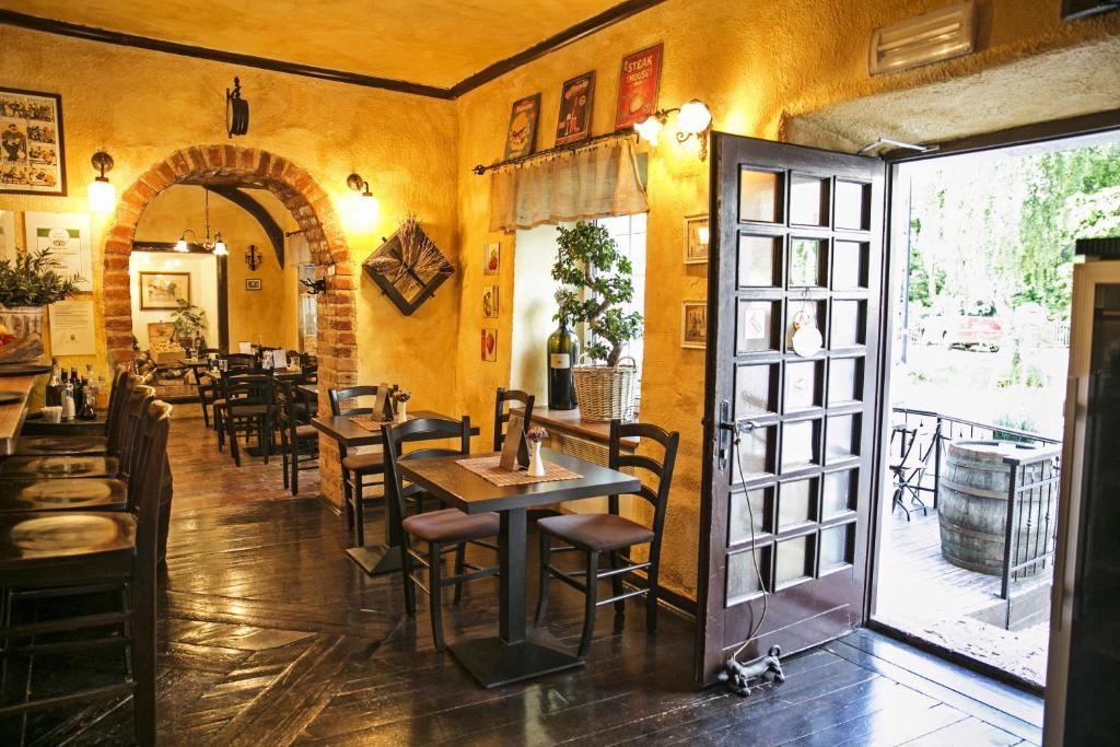 Restaurace v ubytování Apartments Hiša Pod Gradom