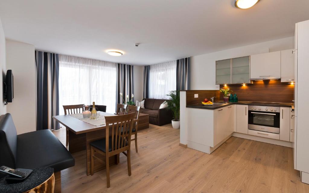 Kuchnia lub aneks kuchenny w obiekcie Apartments Dolomit-Royal