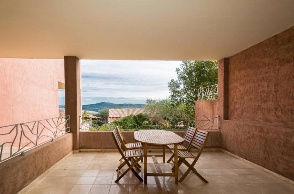 un patio con tavolo e sedie sul balcone. di Seaview Apartment (N° 12) a Porto Pozzo