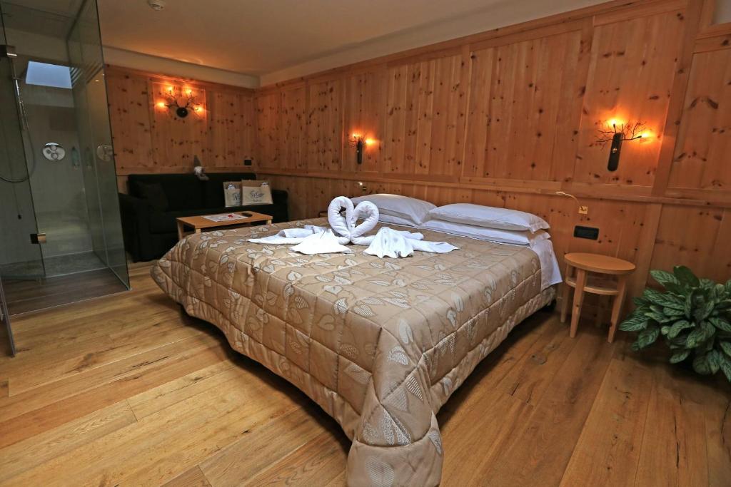 Postel nebo postele na pokoji v ubytování Hotel Ladina
