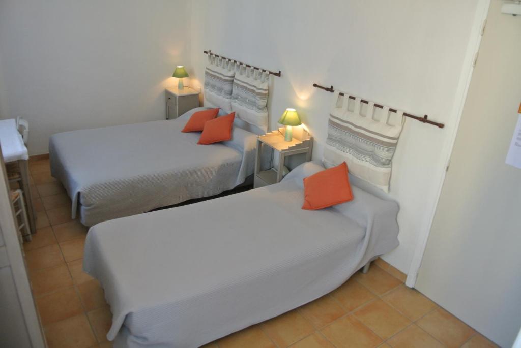 Postel nebo postele na pokoji v ubytování Hôtel Castel Mistral