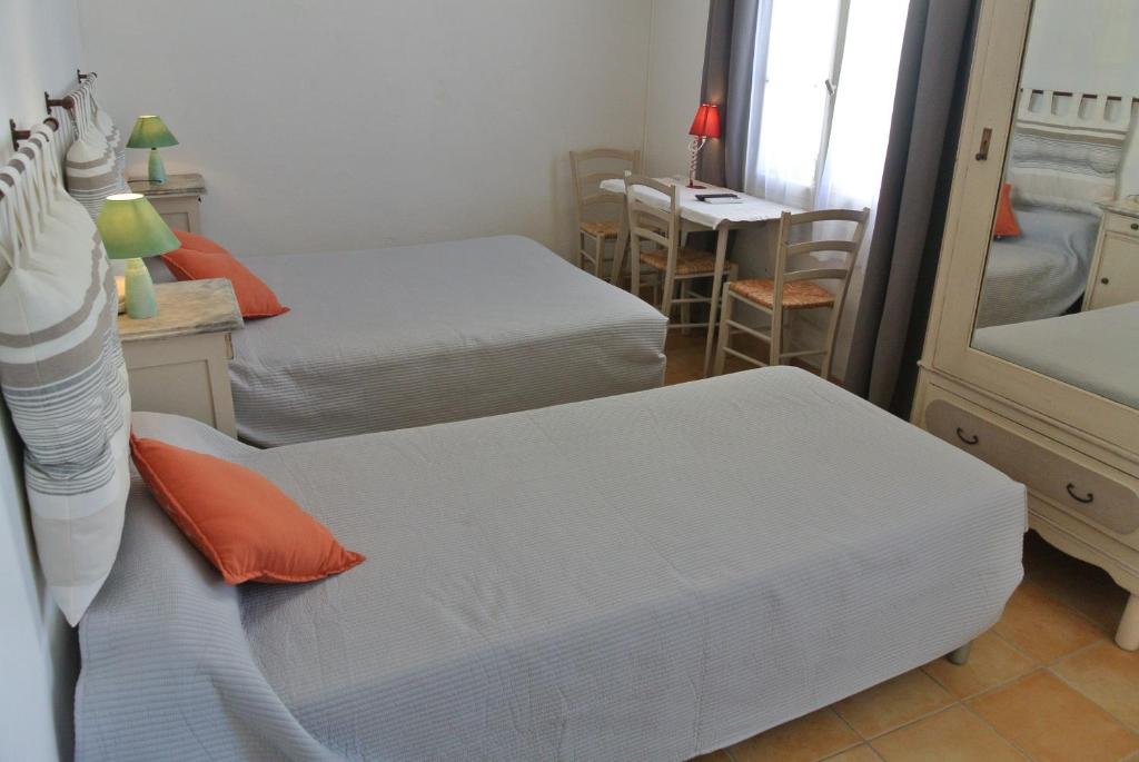 Postel nebo postele na pokoji v ubytování Hôtel Castel Mistral