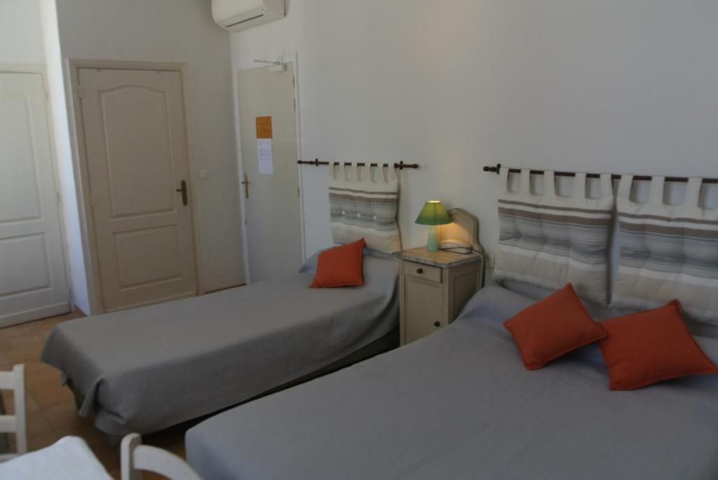 Postel nebo postele na pokoji v ubytování Hôtel Castel Mistral