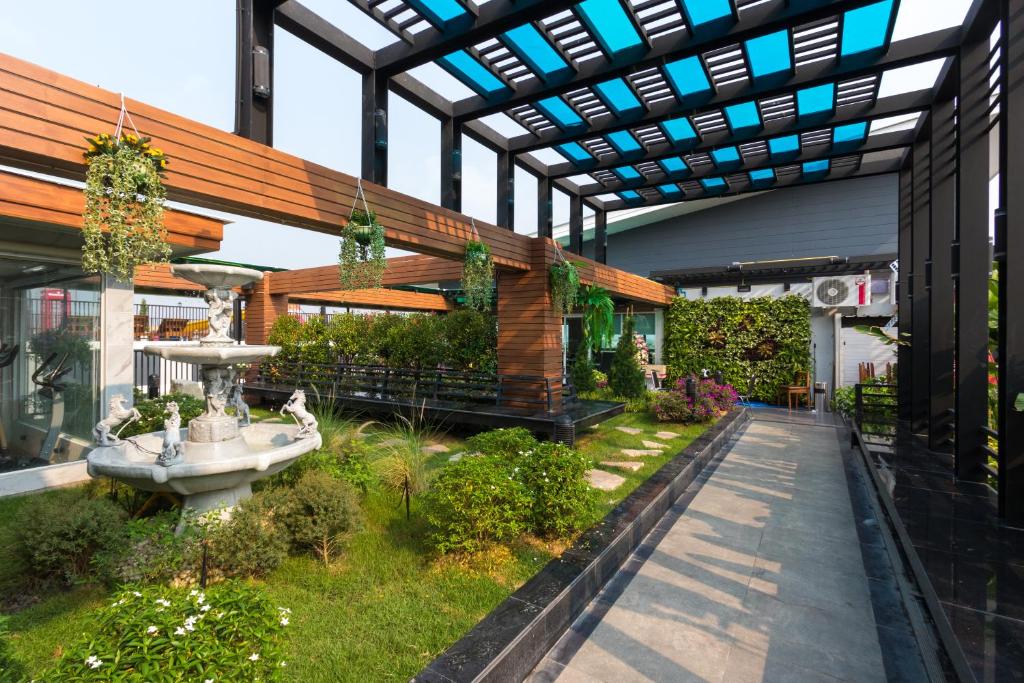 สวนหย่อมนอก B-your home Hotel Don Mueang Airport Bangkok