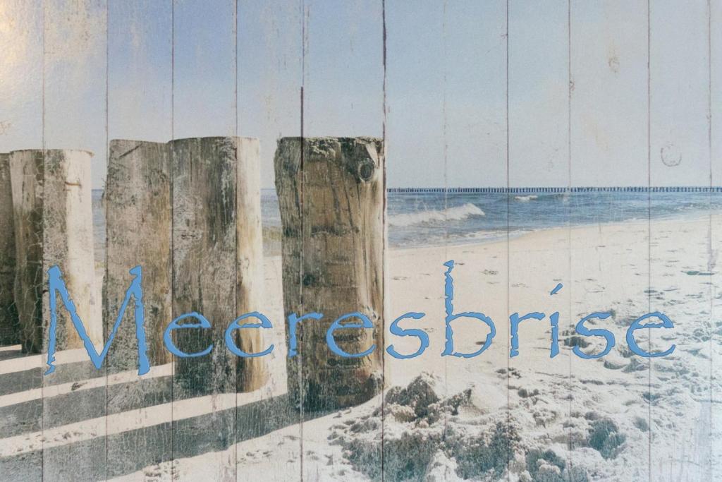 ノルデンにあるMeeresbriseの窓からビーチの景色を望む