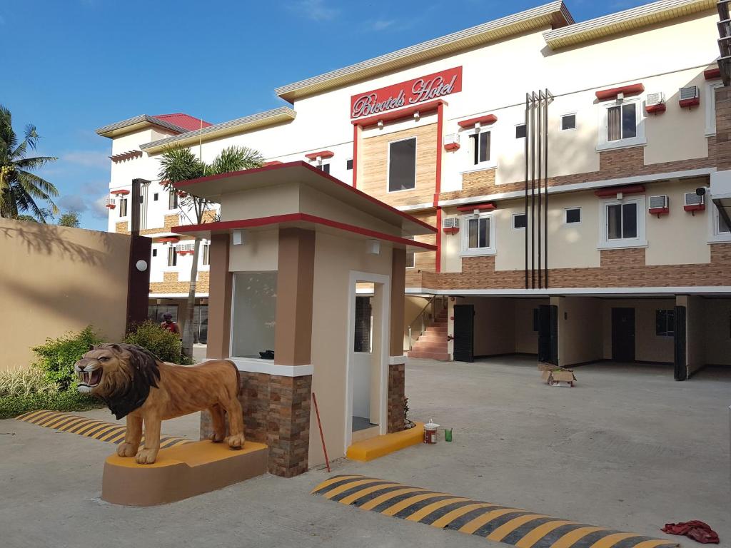 una estatua de un león frente a un edificio en Bicotels Hotel en Batangas City