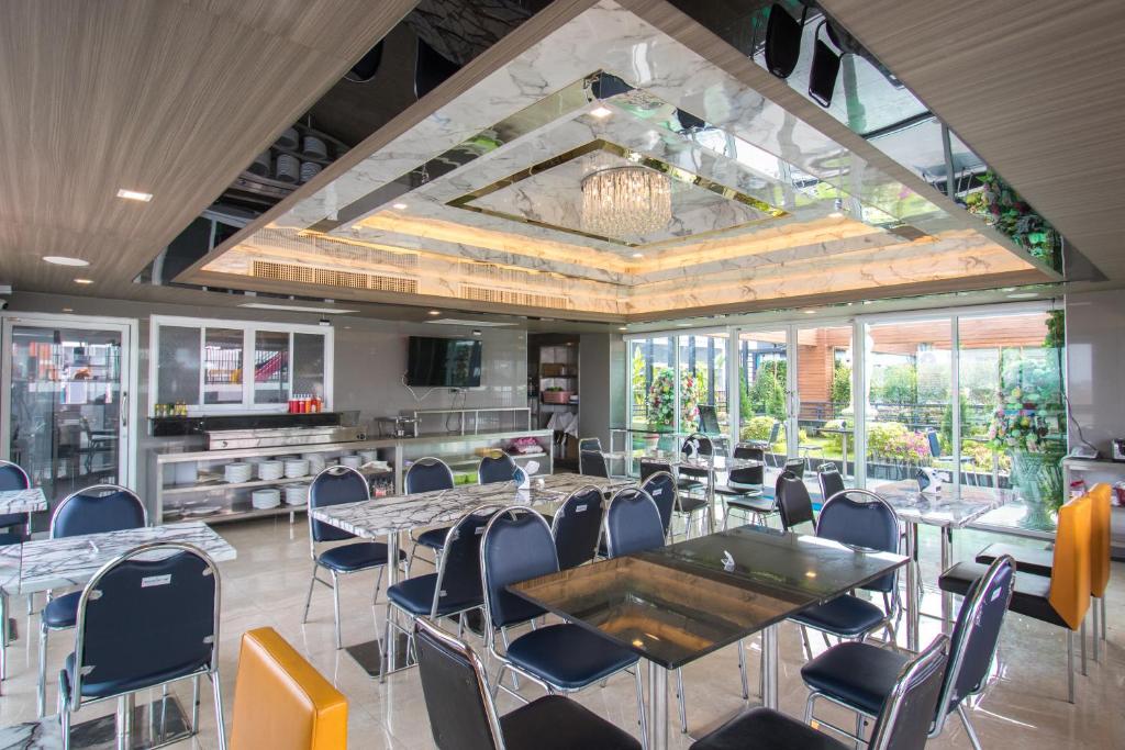 ห้องอาหารหรือที่รับประทานอาหารของ B-your home Hotel Don Mueang Airport Bangkok
