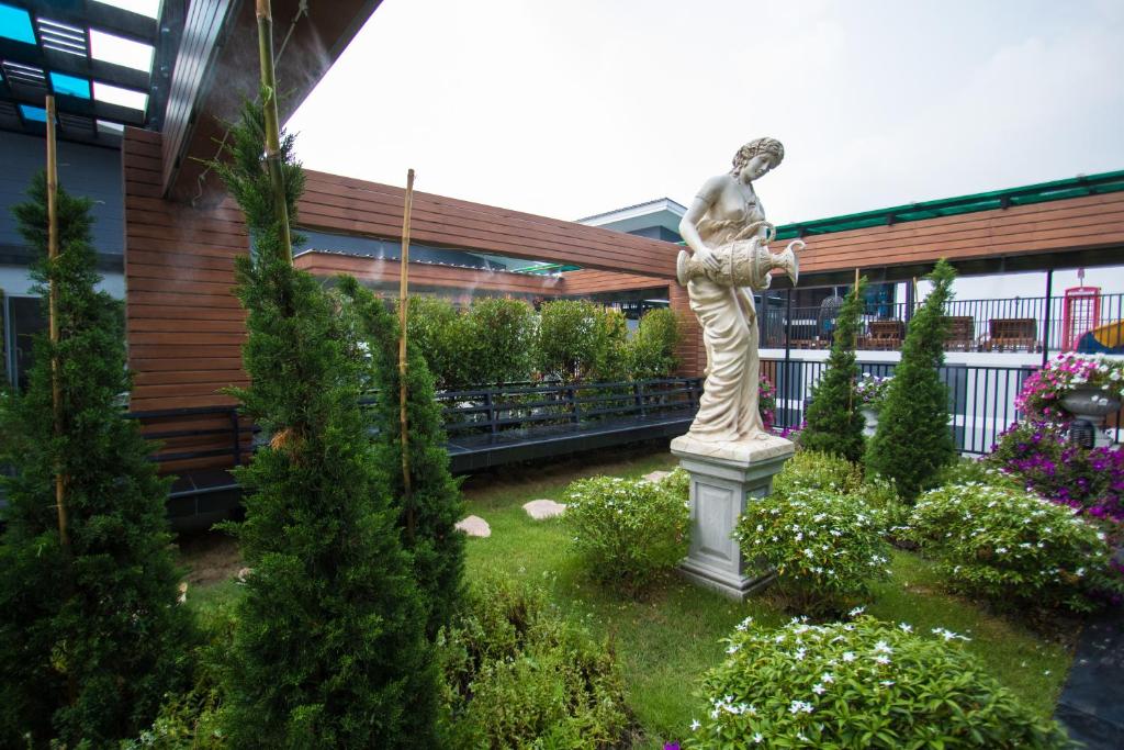 สวนหย่อมนอก B-your home Hotel Don Mueang Airport Bangkok