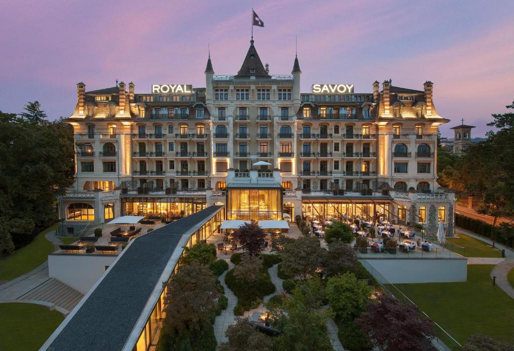 une vue aérienne de l'hôtel savoy au crépuscule dans l'établissement Royal Savoy Hotel & Spa, à Lausanne