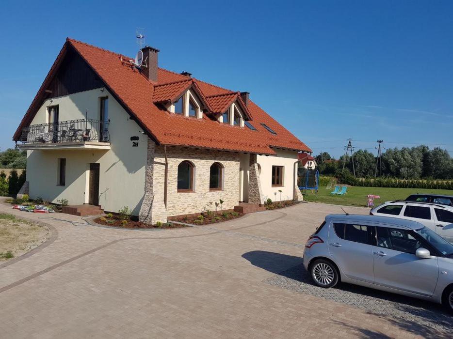 una casa con un coche aparcado delante de ella en Relax u Agi i Jurka, en Stegna