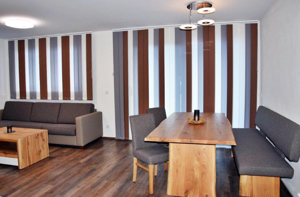 ザンクト・ミヒャエル・イム・ルンガウにあるTROGER special Appartementのリビングルーム(テーブル、椅子、ソファ付)
