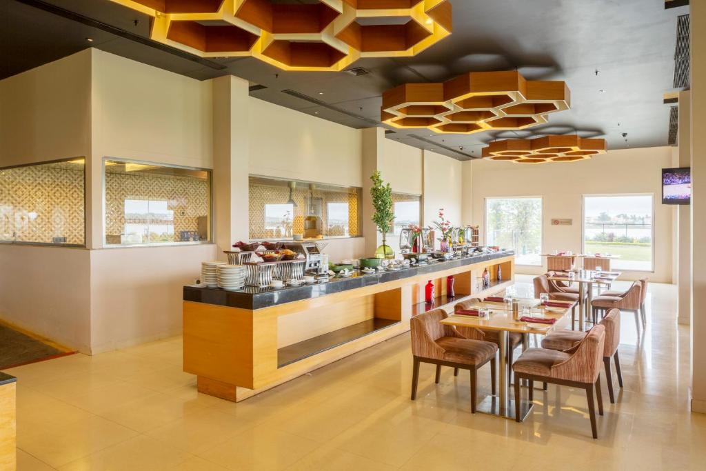 Restaurace v ubytování Hotel Naveen Lakeside