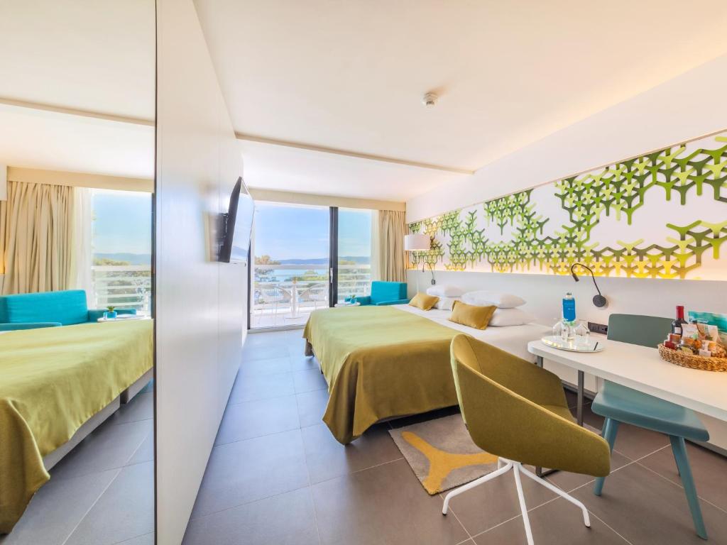 Posteľ alebo postele v izbe v ubytovaní Bluesun hotel Berulia