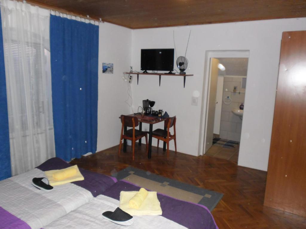 Televízia a/alebo spoločenská miestnosť v ubytovaní Rooms Mila