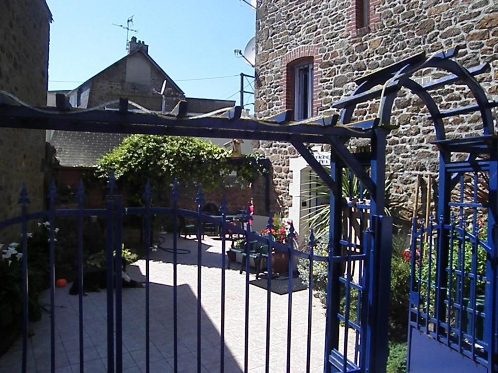 een ingang naar een gebouw met een blauwe poort bij Hôtel de la Gare in Saint-Malo