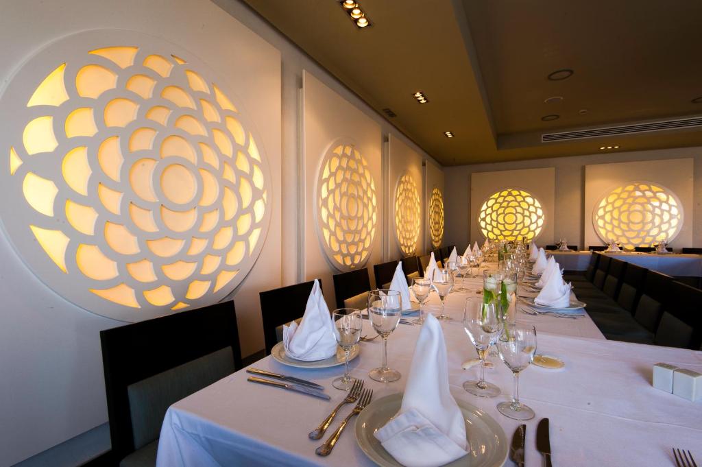 Reštaurácia alebo iné gastronomické zariadenie v ubytovaní Kn Hotel Arenas del Mar Adults Only