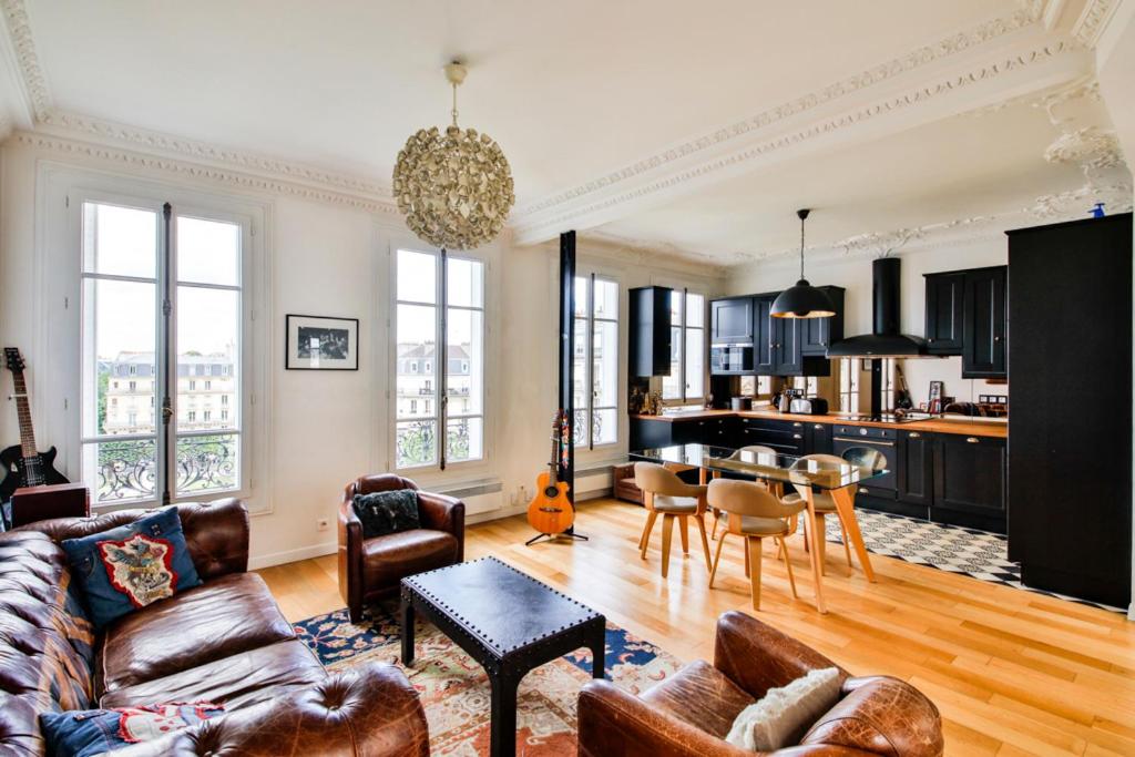 a living room with a couch and a table at Hôtel de ville in Levallois-Perret