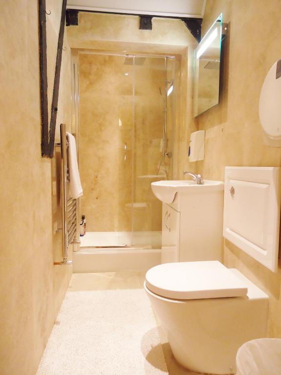 Hour Glass Hotel - Triple Room With Shared Bathroom