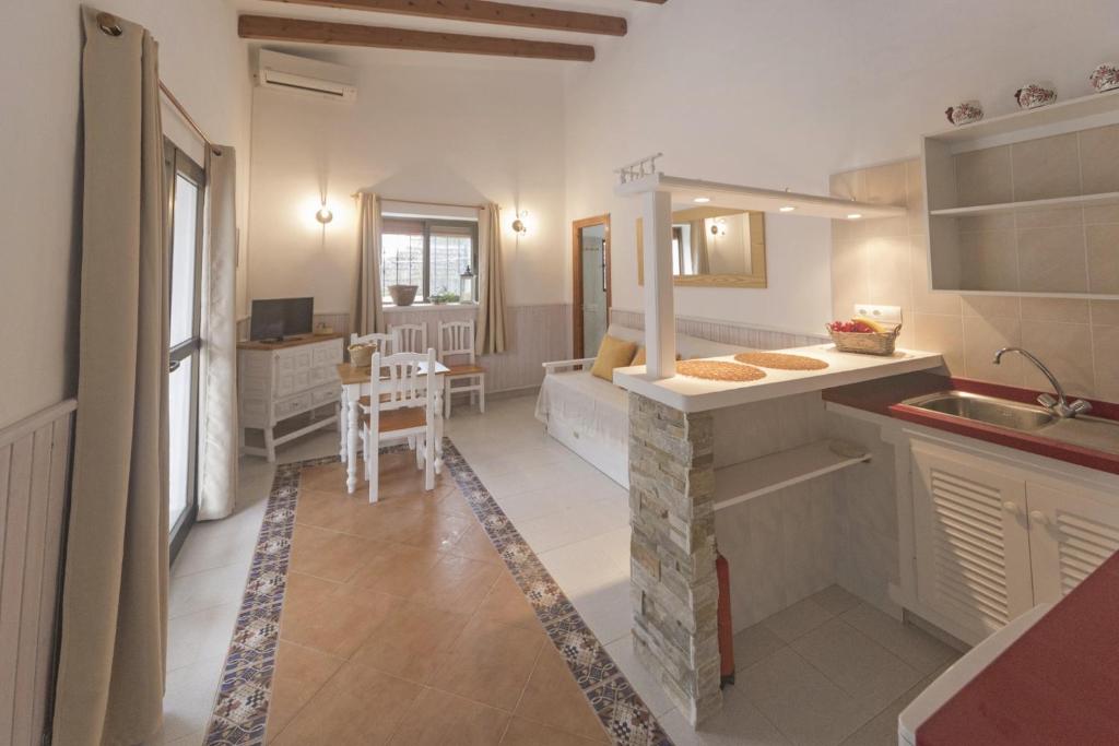 A kitchen or kitchenette at Viviendas Los Olivos - Formentera Break