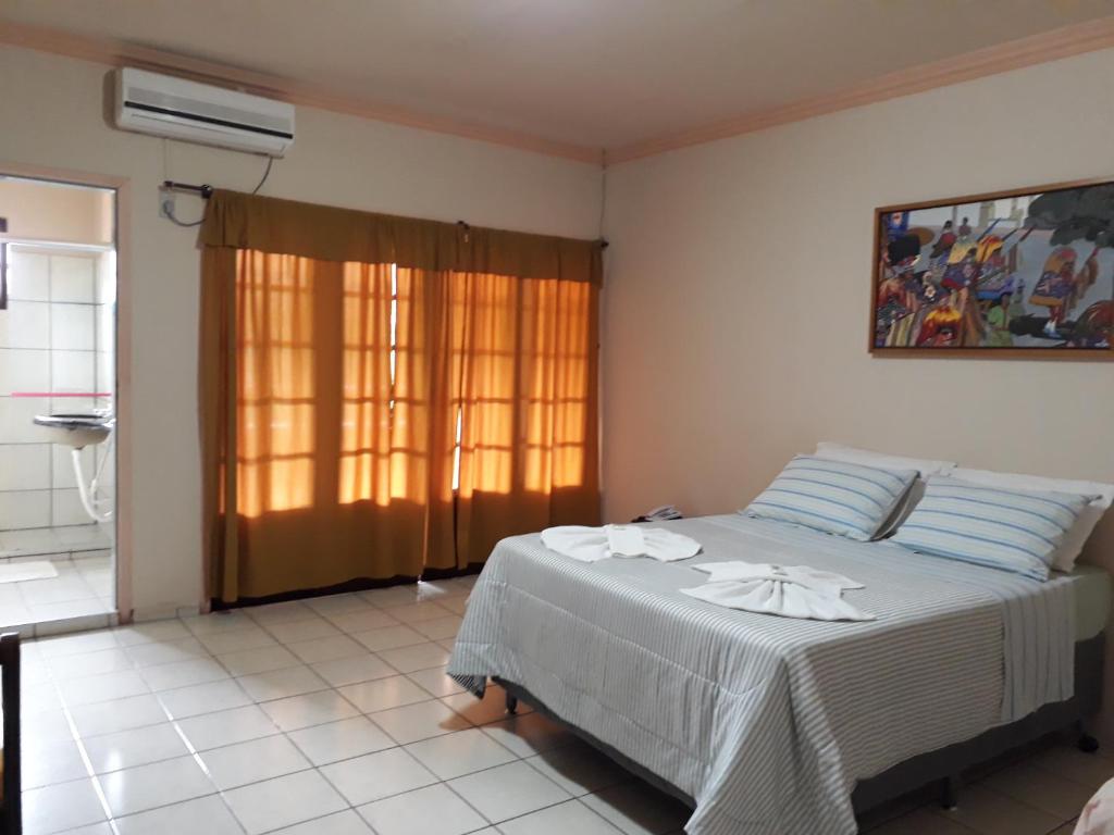 a bedroom with a bed and a window at Pousada Café do Brejo in Triunfo