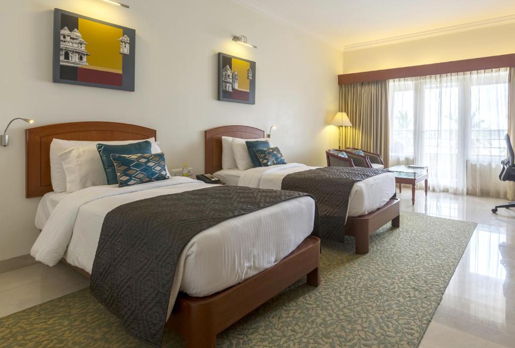 Postel nebo postele na pokoji v ubytování Hotel Naveen Lakeside
