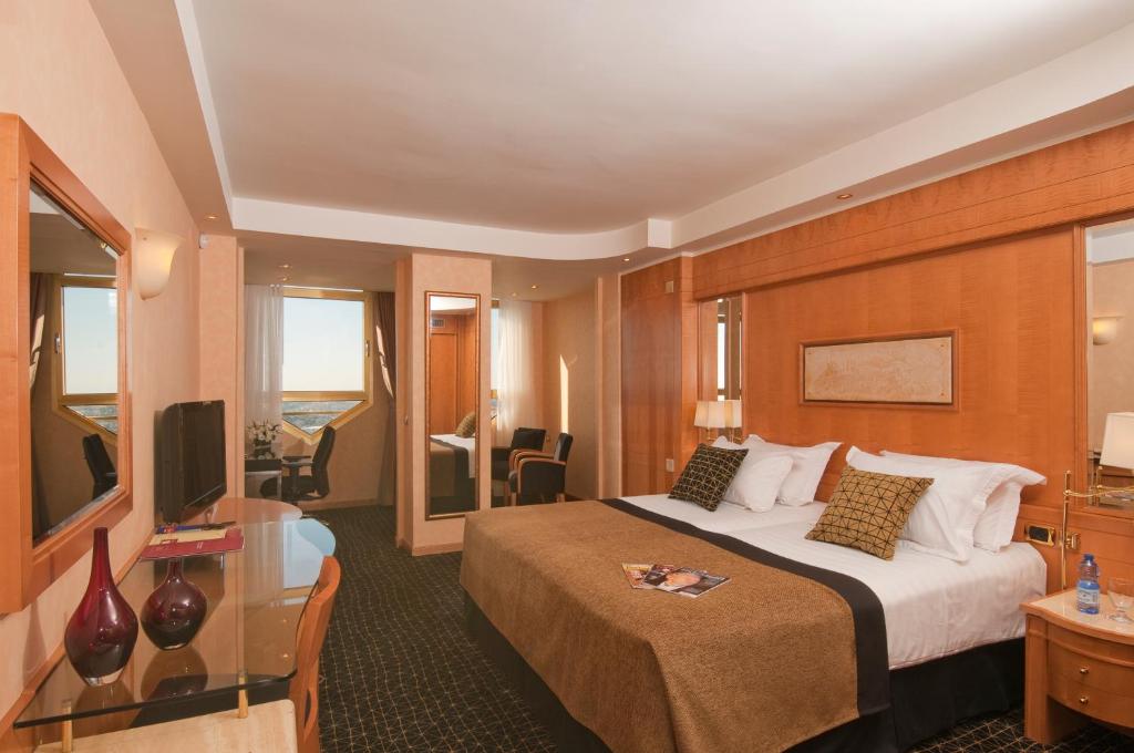 Postel nebo postele na pokoji v ubytování Leonardo Plaza Hotel Jerusalem