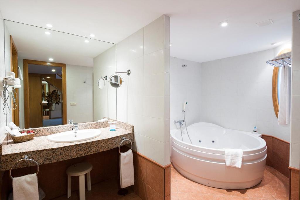 Koupelna v ubytování SOMMOS Hotel Benasque Spa