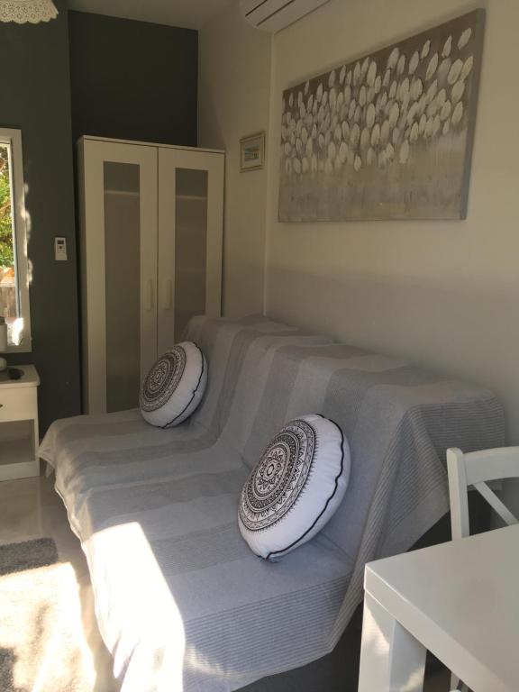 - une chambre avec un lit et des oreillers dans l'établissement Apartment Nikka, à Dubrovnik