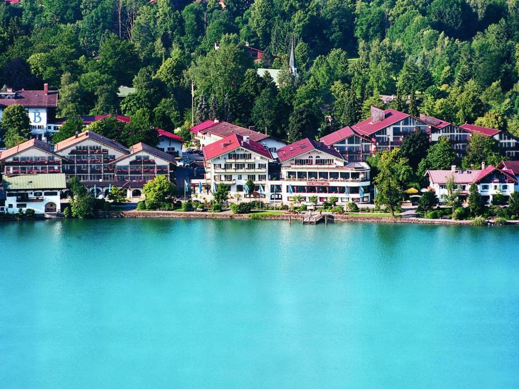 un grupo de casas a orillas de un lago en Hotel Bachmair am See, en Rottach-Egern
