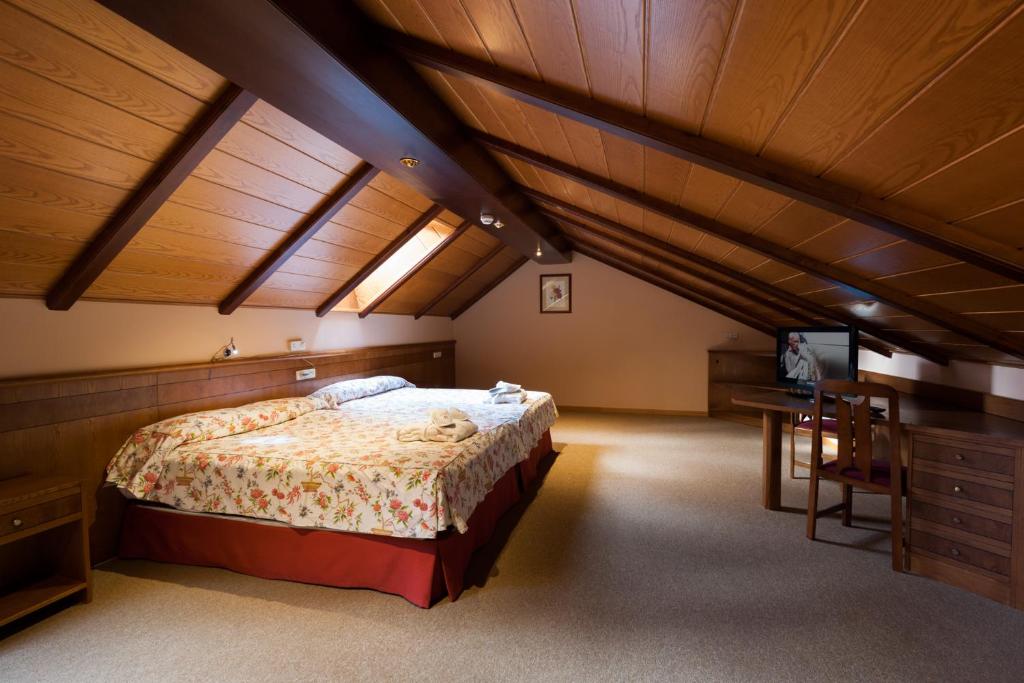 Postel nebo postele na pokoji v ubytování SOMMOS Hotel Benasque Spa