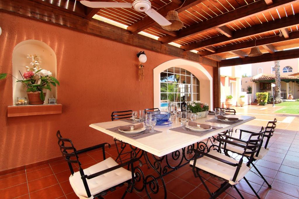 A seating area at Oasis Pool House by GHH