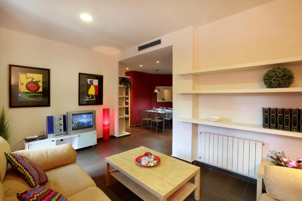 - un salon avec un canapé et une table dans l'établissement Reino de Valencia Apartments, à Valence