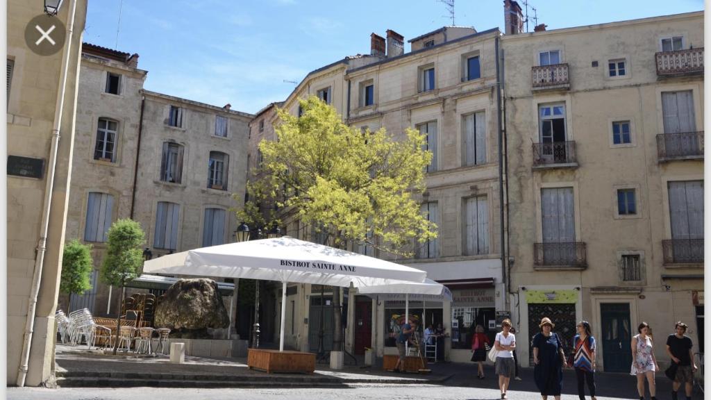 un groupe de personnes marchant devant un bâtiment dans l'établissement Studio Saint Anne, à Montpellier