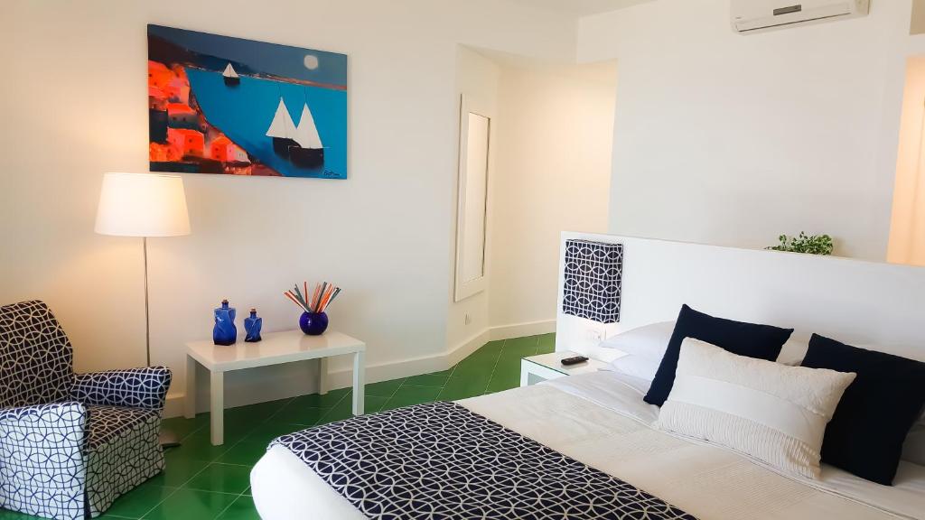 ein Schlafzimmer mit einem Bett, einem Tisch und einem Stuhl in der Unterkunft Sorrento Garden in Sorrent
