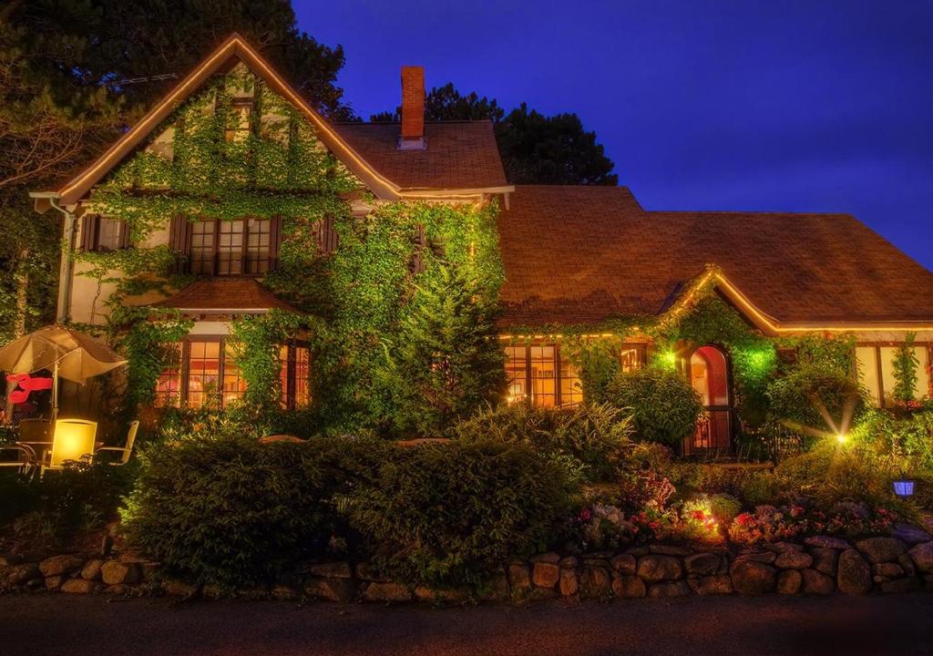 una casa con luces en el patio por la noche en Ivy Manor Inn Village Center en Bar Harbor