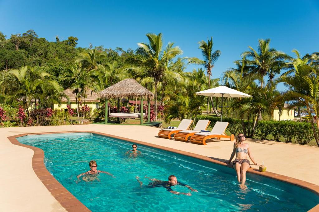 Bazén v ubytování Waidroka Bay Resort nebo v jeho okolí