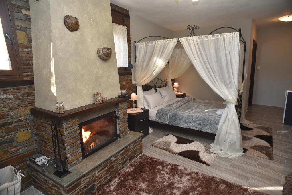 Guesthouse Athanasiou في كاتو لوتراكي: غرفة نوم بسرير ومدفأة