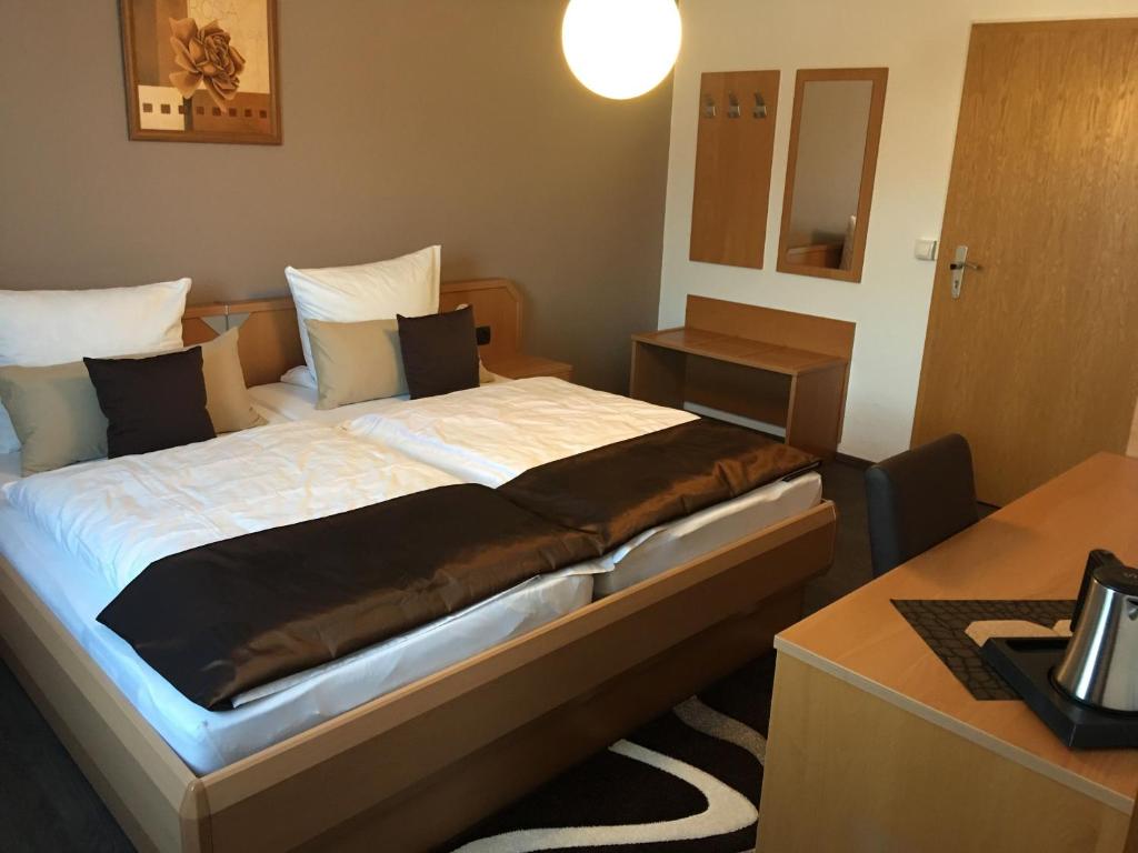 Postel nebo postele na pokoji v ubytování Hotel am Brünnchen